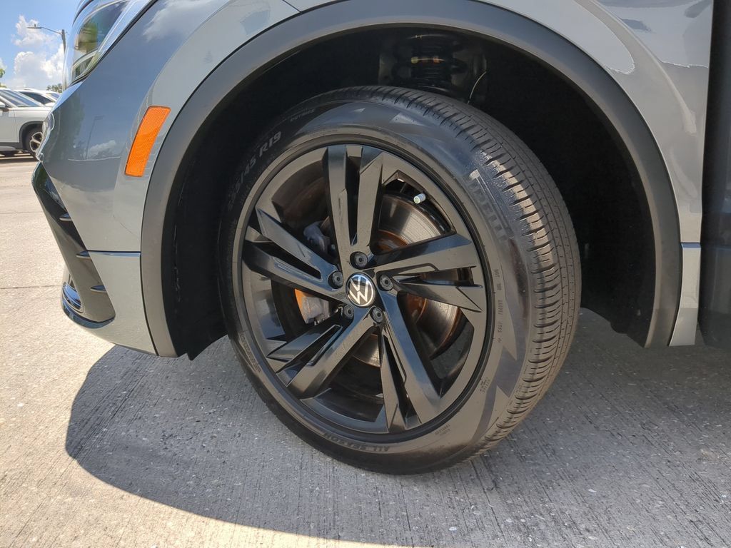 Certified 2024 Volkswagen Tiguan SE R-Line FWD image 34