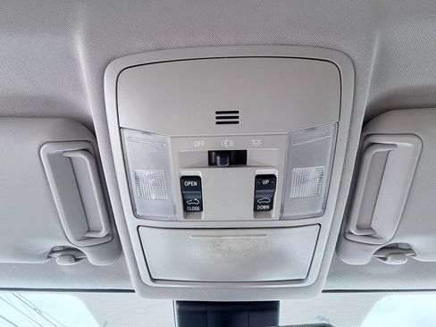 Used 2018 Toyota RAV4 Limited image 17