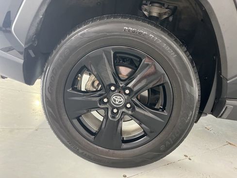 Used 2021 Toyota RAV4 XLE FWD image 17