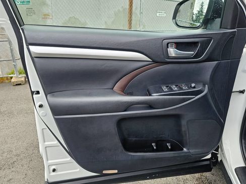 Used 2019 Toyota Highlander XLE AWD/4WD image 22
