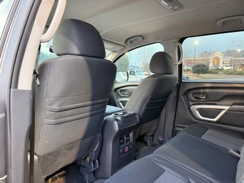 Used 2019 Nissan Titan SV w/ SV Convenience Package image 28