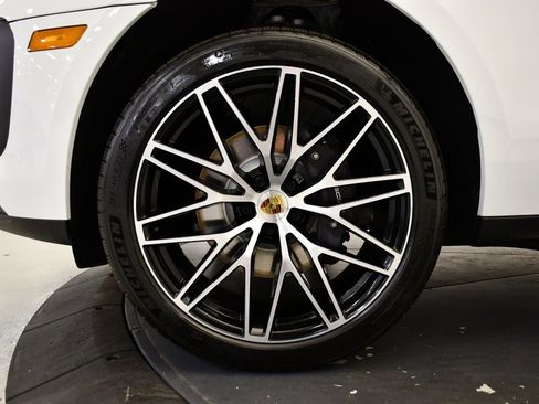 Certified 2026 Porsche Macan AWD/4WD image 16