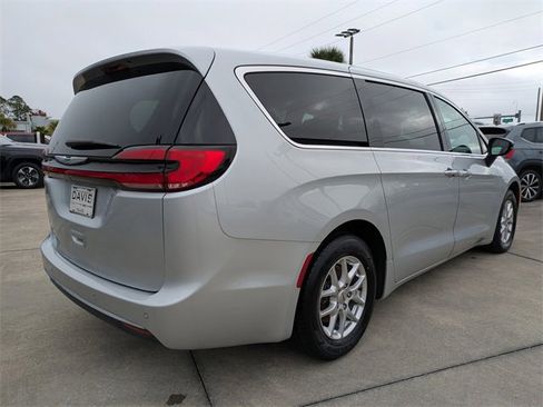 Used 2024 Chrysler Pacifica Touring-L image 4