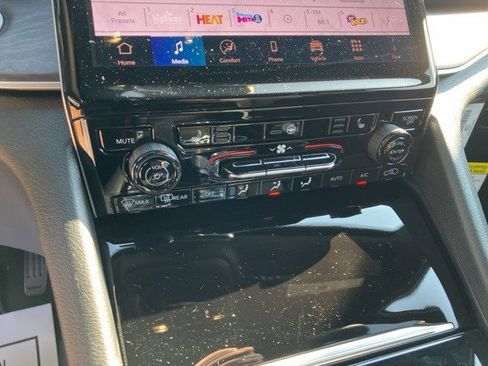 New 2025 Jeep Grand Cherokee Limited image 19