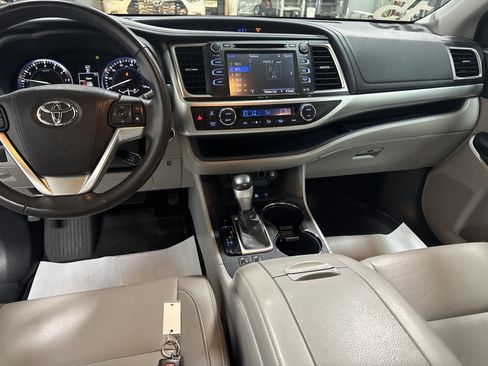 Used 2015 Toyota Highlander XLE AWD/4WD image 29
