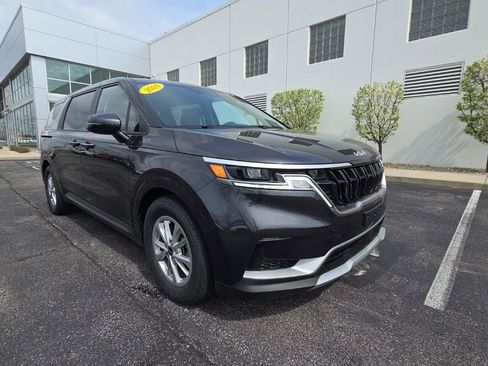 Used 2024 Kia Carnival LX image 4