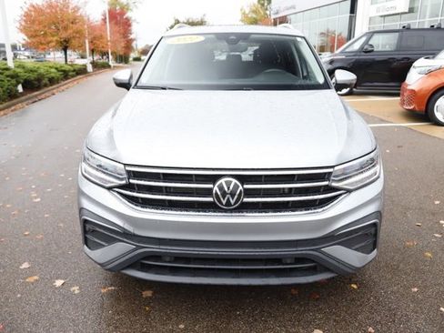 Used 2022 Volkswagen Tiguan SE w/ Panoramic Sunroof Package image 9