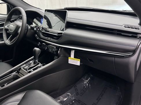 New 2026 Jeep Compass Latitude image 18