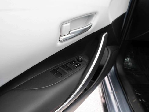 Used 2025 Toyota Corolla SE w/ SE Premium Package image 7