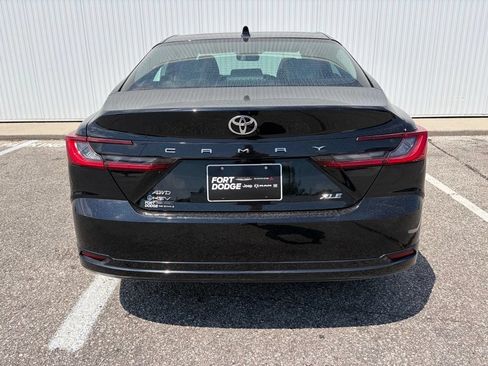 Used 2025 Toyota Camry XLE AWD/4WD image 6