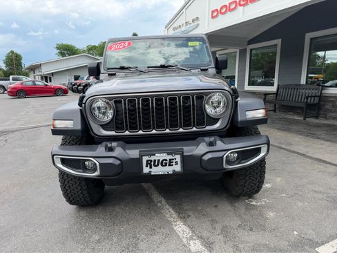 Used 2024 Jeep Wrangler Unlimited Sport AWD/4WD image 2