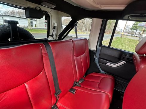 Used 2013 Jeep Wrangler Unlimited Rubicon image 32