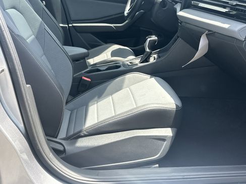 Used 2025 Volkswagen Jetta SE FWD image 13