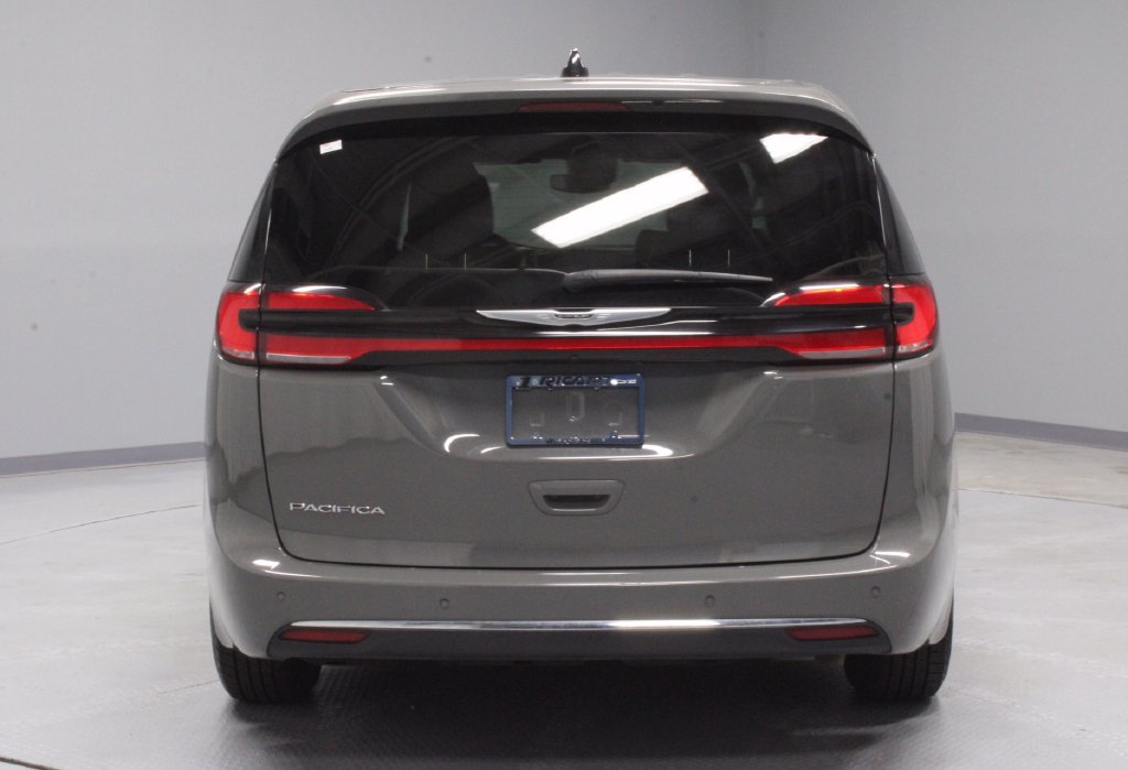 Used 2025 Chrysler Pacifica Select FWD image 10