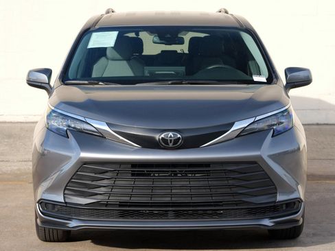 Used 2026 Toyota Sienna LE AWD/4WD image 48