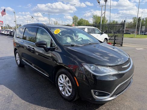 Used 2018 Chrysler Pacifica Touring-L Plus FWD image 3