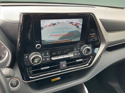 Used 2024 Toyota Highlander XLE image 12