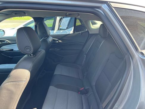 Used 2025 Chevrolet Trax LT FWD image 24