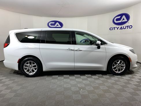 Used 2022 Chrysler Voyager LX image 2
