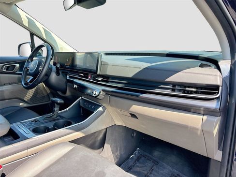 Used 2025 Kia Carnival FWD image 34