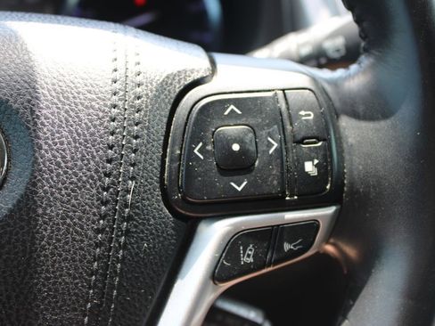 Used 2018 Toyota Highlander XLE AWD/4WD image 37