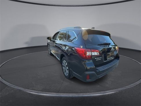 Used 2018 Subaru Outback 2.5i Touring image 6