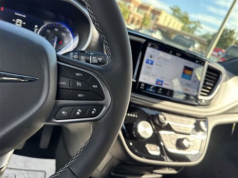 New 2026 Chrysler Pacifica Select image 16