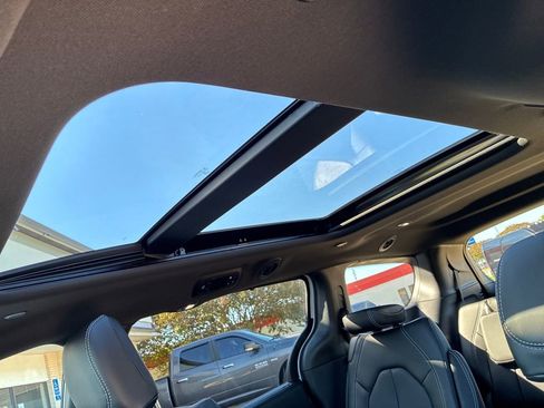 New 2026 Chrysler Pacifica Select w/ S Appearance Package image 21