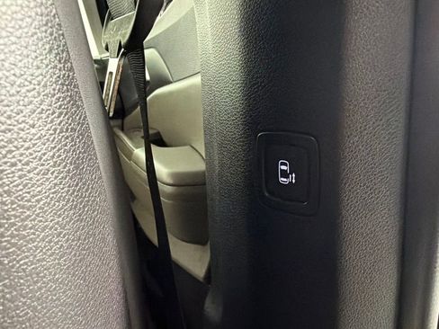 Used 2025 Kia Carnival EX FWD image 33