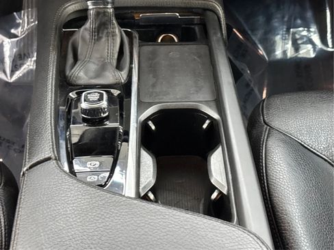 Used 2022 Volvo XC90 T6 Momentum w/ Climate Package image 22