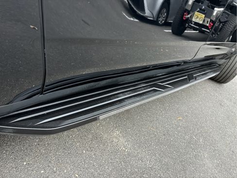 Used 2023 Chevrolet Suburban LT w/ Luxury Package image 38