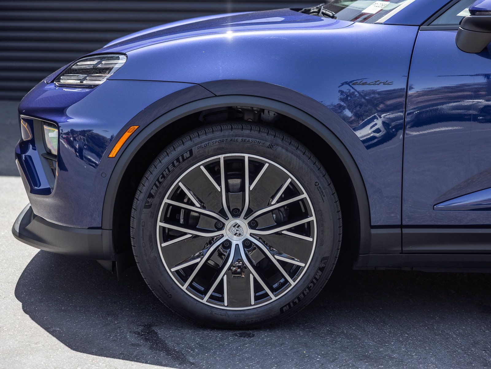 Certified 2025 Porsche Macan 4 Electric AWD/4WD image 25