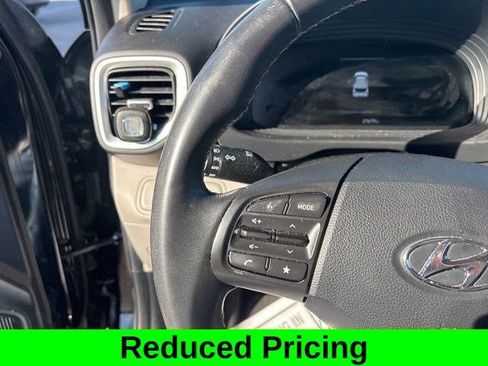 Used 2024 Hyundai Venue SEL image 17