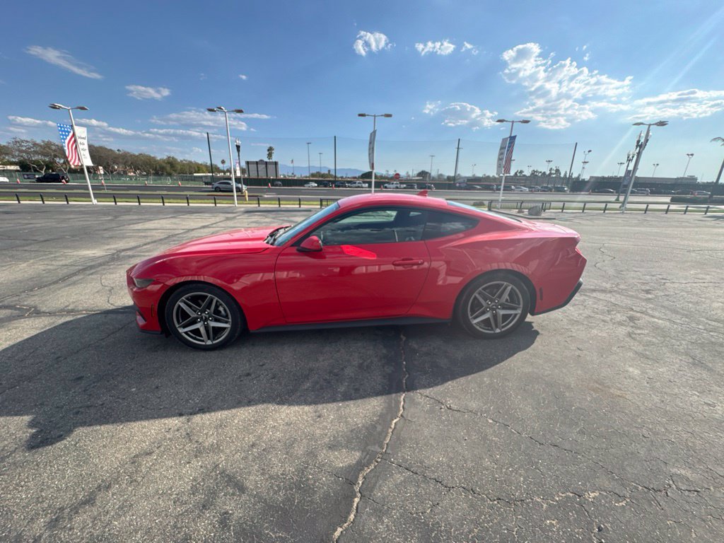 Used 2025 Ford Mustang Coupe RWD image 5