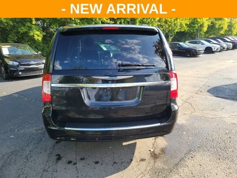 Used 2013 Chrysler Town & Country Touring-L w/ Driver Convenience Group FWD image 4