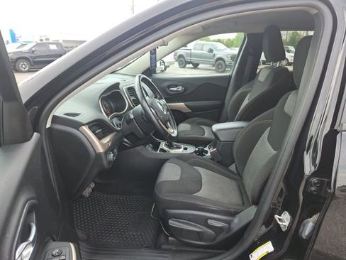 Used 2018 Jeep Cherokee Latitude w/ Altitude Package FWD image 16