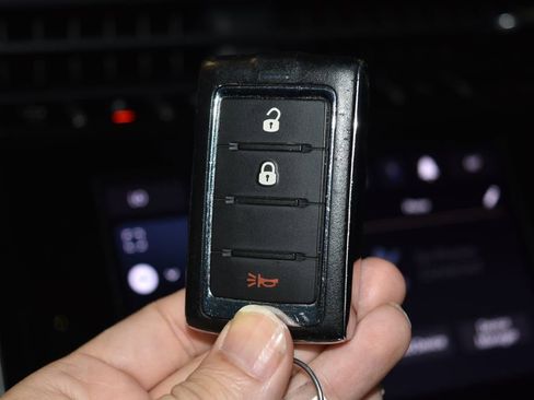 Used 2023 Jeep Grand Cherokee L Laredo image 16