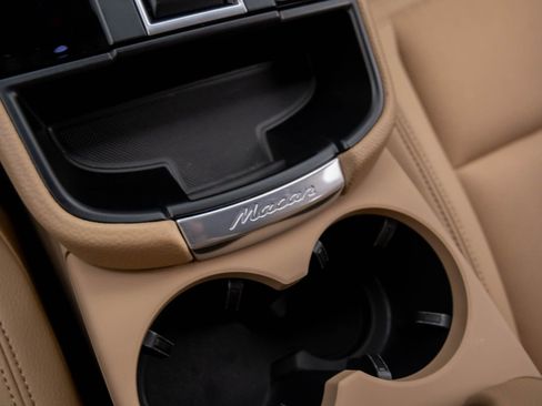 Certified 2025 Porsche Macan image 23