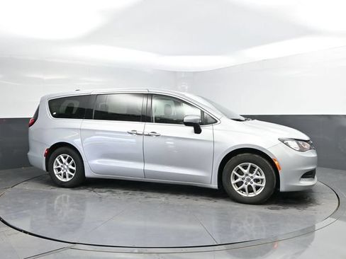 Used 2023 Chrysler Voyager LX FWD image 3