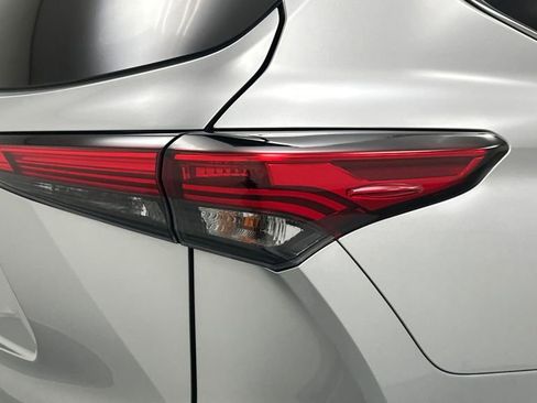 Used 2022 Toyota Highlander XLE AWD/4WD image 23