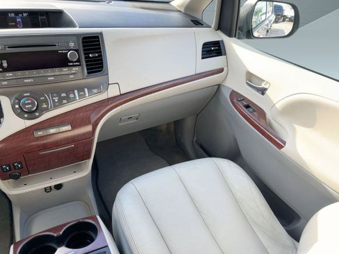 Used 2013 Toyota Sienna XLE image 29
