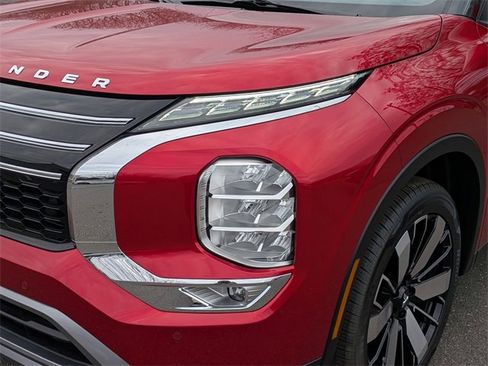 New 2025 Mitsubishi Outlander SE image 9