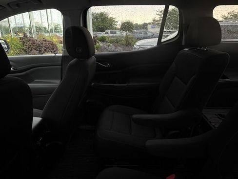 Used 2022 GMC Acadia SLE w/ Driver Convenience Package FWD image 11