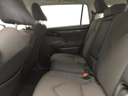 Used 2021 Toyota Highlander LE image 18