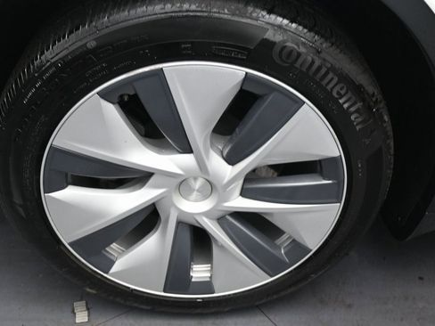 Used 2021 Tesla Model Y Long Range image 40