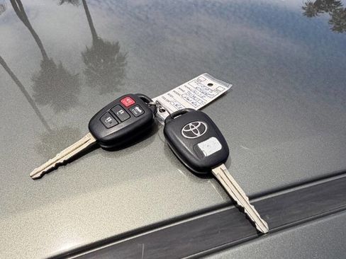 Used 2013 Toyota Camry LE FWD image 4
