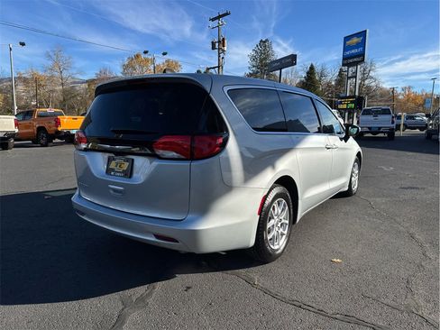 Used 2023 Chrysler Voyager LX image 5