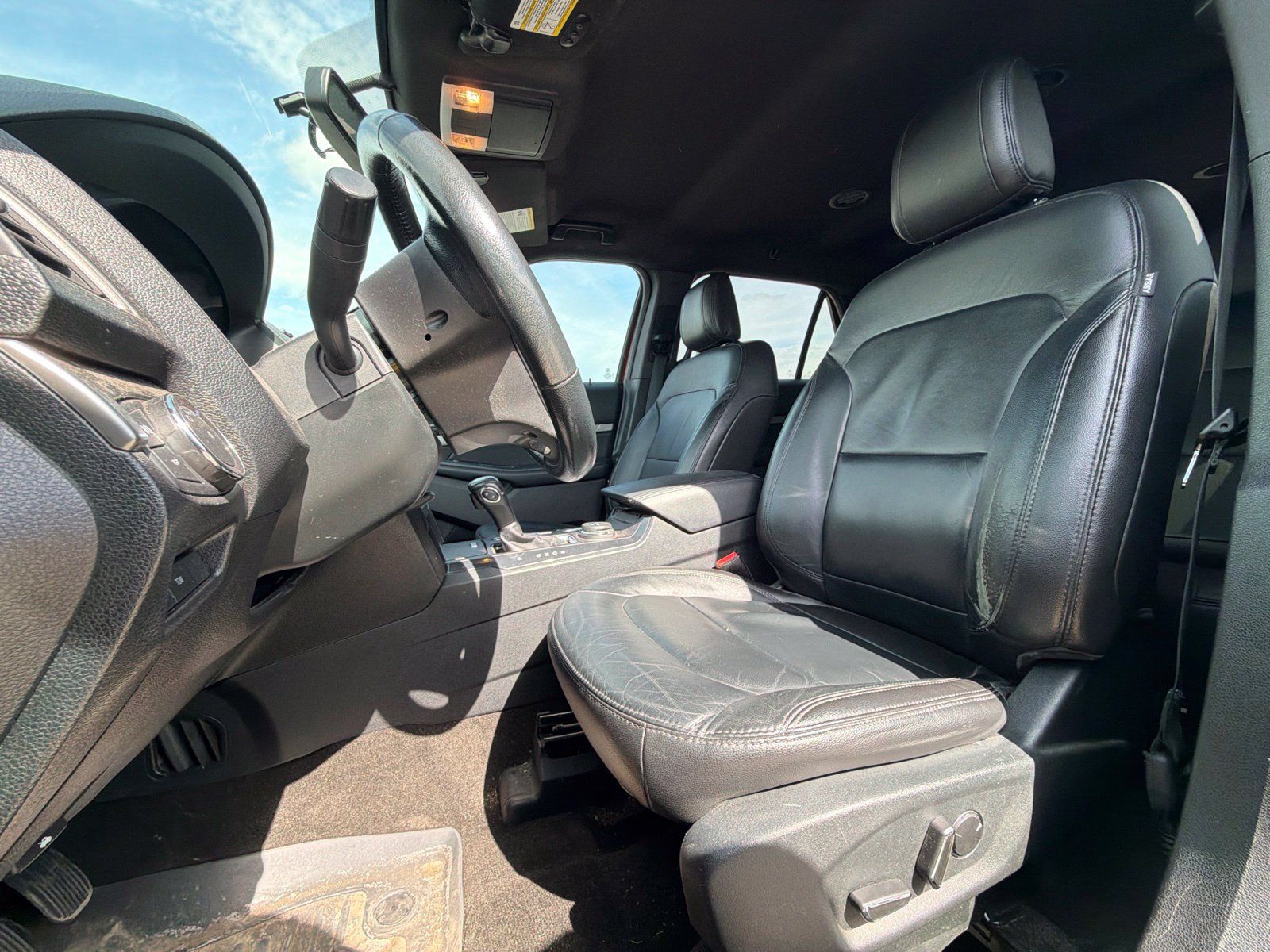 Used 2018 Ford Explorer XLT w/ Equipment Group 202A AWD/4WD image 15