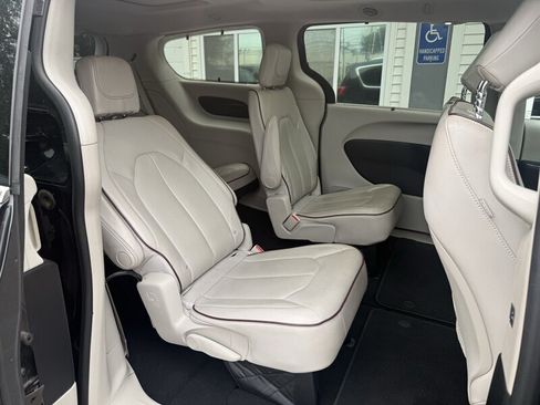 Used 2017 Chrysler Pacifica Limited FWD image 17