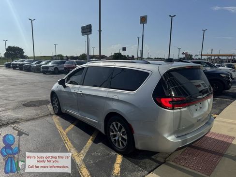 Used 2023 Chrysler Pacifica Pinnacle FWD image 3